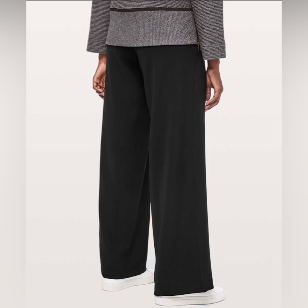 Lululemon On The Fly Pant Wide Leg Woven in Black Size 8 
Inseam 31.5" - Picture 3 of 10